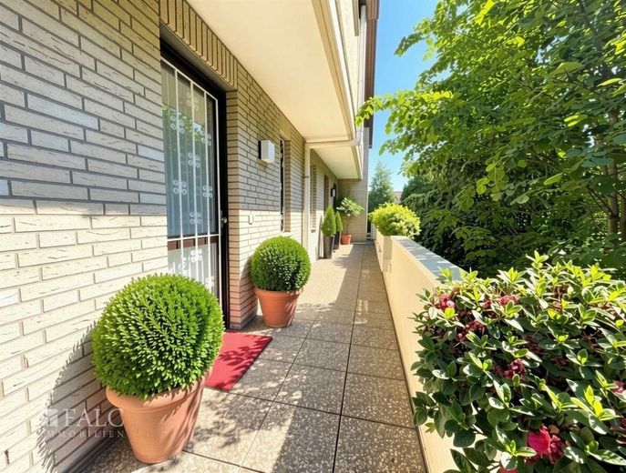 Stilvolle Maisonette-Wohnung mit zwei Balkonen und Kamin in begehrter Lage von Düsseldorf – Laubengang