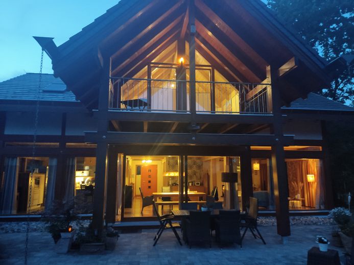 Lichtdurchflutete, energieeffiziente Villa aus Holz, Glas und Stein – Südseite beleuchtet 2
