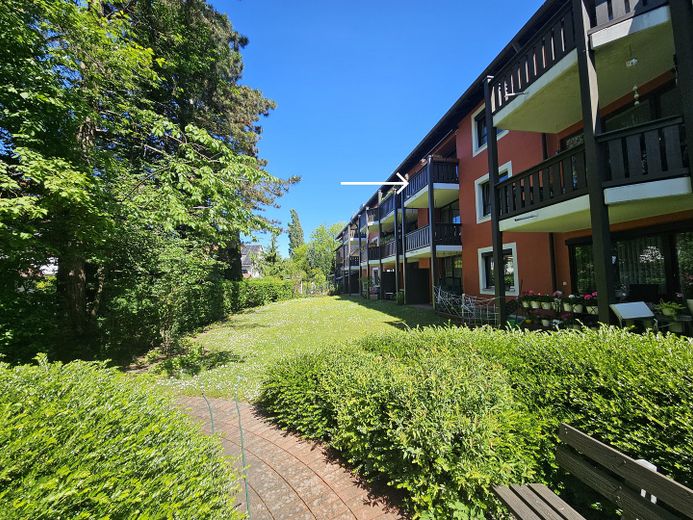 Geschmackvolle 4-Raum-Maisonette-Wohnung mit gehobener Innenausstattung, EBK und großem Balkon – Westansicht