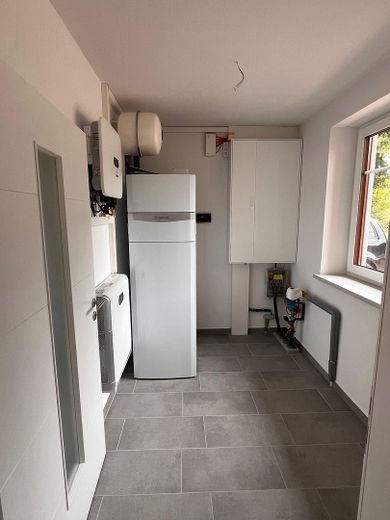 Neubau Erstbezug -  energieeffiziente Mittelwohnung im Reihenhaus für Familien zu vermieten – HWR Raum 