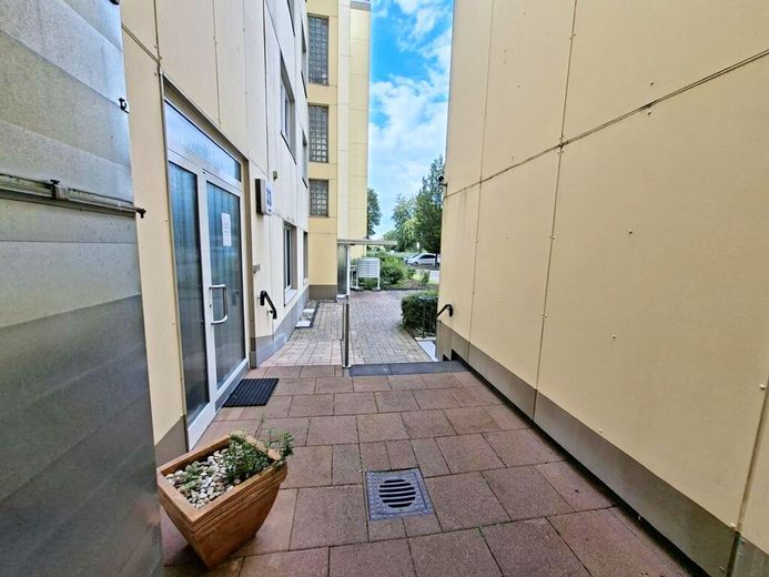 CITYHOUSE: Gepflegte 2 Zimmer Wohnung mit großem Balkon, Keller und TG Stellplatz in zentraler Lage – Barrierefreier Hauseingangsbereich