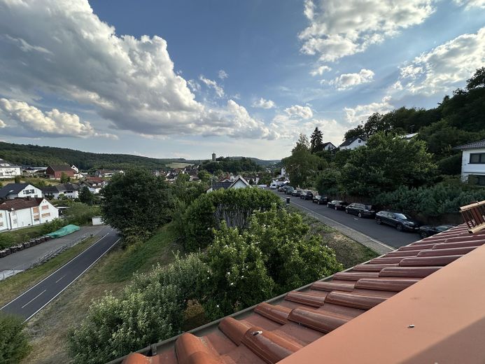Renovierte Erdgeschoss- und Dachgeschosswohnung mit toller Aussicht zu vermieten – Wohnung Dachgeschoss