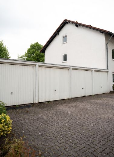 Frisch renovierte 3-Zimmer Wohnung mit Loggia ins Grüne, Einbauküche und Garage – Foto 18