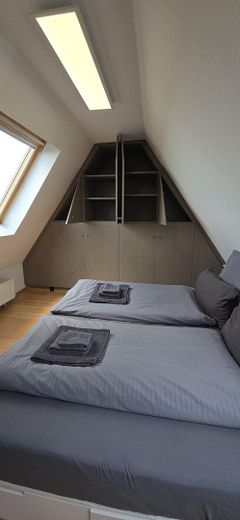 Große Schlafzimmer mit EB-Schr