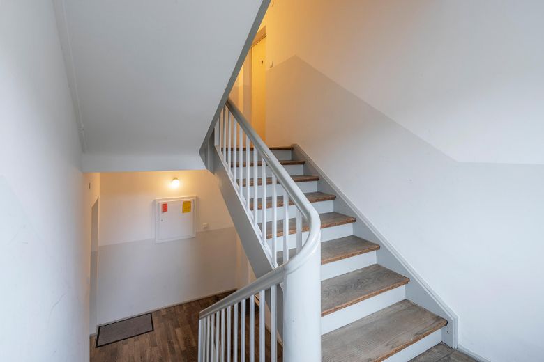 5.7% rental yield – Fully renovated 3-room apartment as an investment – Commission-free – Treppenhaus