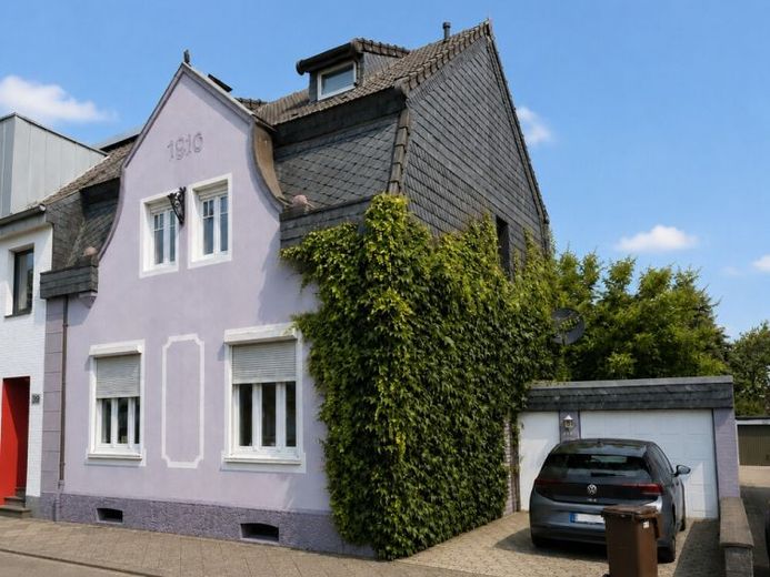 Reihenendhaus und Anbau mit historischem Charme, Garage, Innenhof und liebevoll angelegtem Garten – Foto 1