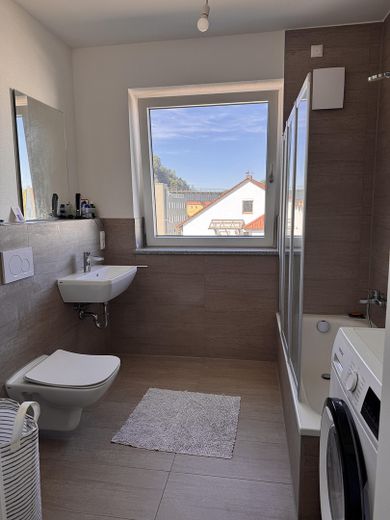 Luminoso appartamento moderno di 2,5 locali con balcone e finiture di pregio – Bad