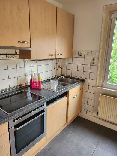 Schöne 4 Zimmer Wohnung mit Einbauküche und Balkon – Foto 3