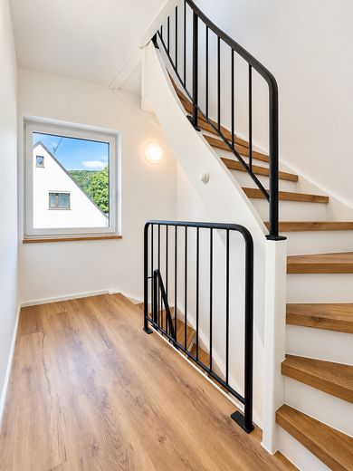 Apartamento en planta baja con terraza, jardín propio y crédito KfW con una subvención de 30.000 euros – Treppenhaus