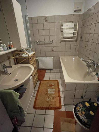 Dużo miejsca dla rodziny – w pełni podpiwniczony dom szeregowy o powierzchni mieszkalnej 146 m² – Hauptbad