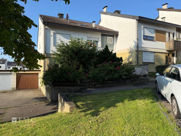 Garten-Wohnung im Reihen Endhaus, helle 3,5 Zimmer, Terrasse + Garage + Platz – Hauseingang mit Garage
