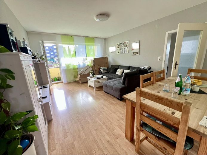 Geräumige 4-Zimmer-Wohnung mit Balkon in gepflegtem Mehrfamilienhaus – Wohnzimmer