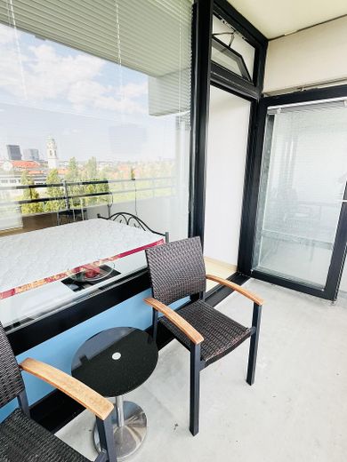 Erbpacht! Von Privat! Ohne Provision! Möbliertes Apartment m. Balkon inkl. TG-Platz, ab sofort – Balkon zum Relaxen