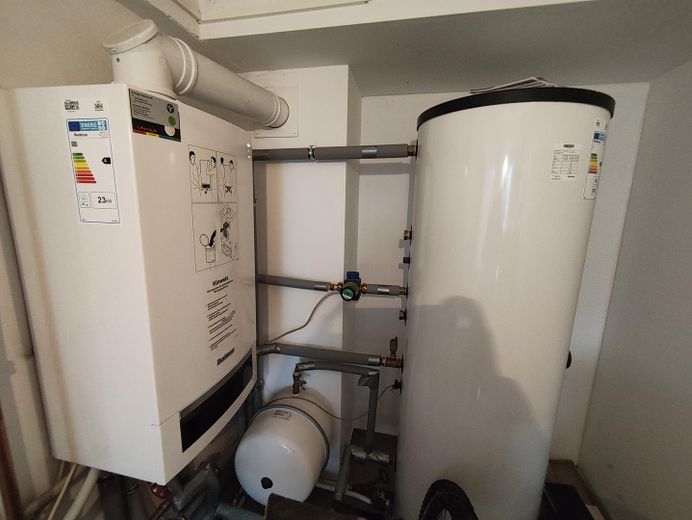 Kernsaniert & Provisionsfrei: Haus-im-Haus mit Privatgarten, Carport und Stellplätzen – Gastherme