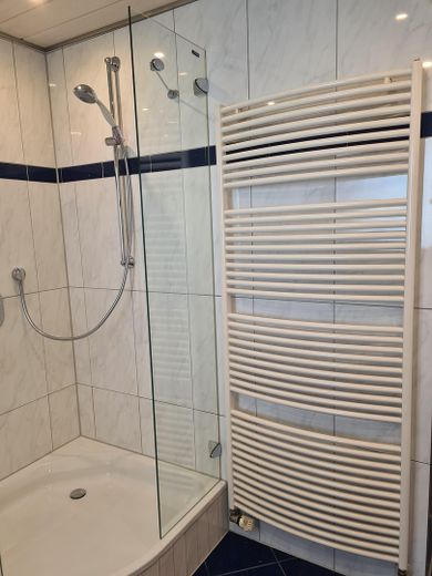 Schöne helle 4 Zimmerwohnung – Bad Dusche Heizkörper