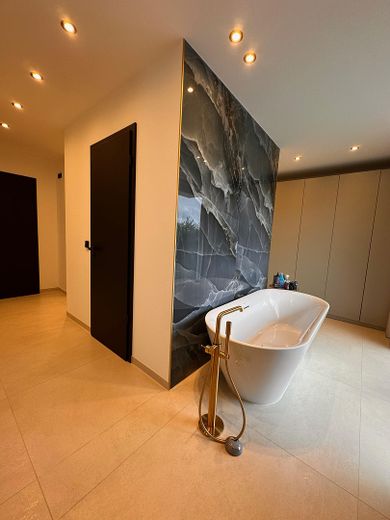 Freistehende Badewanne + WC