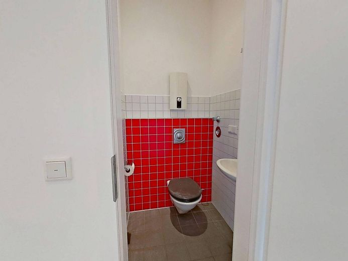 Più budget per candele e zuppa di zucca - Trasferirsi e risparmiare un canone d'affitto netto: ampio appartamento di 4 locali con 115 m² – Gäste-WC II
