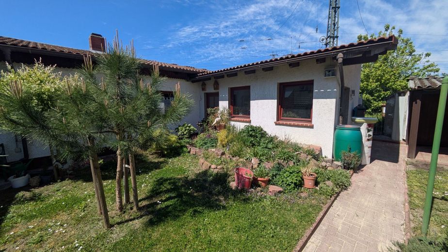 Gepflegtes Zweifamilienhaus mit großem Garten, Garagen und vielfältigen Nutzungsmöglichkeiten – Garten