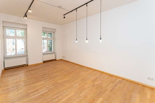 Piso de 2 habitaciones bien cuidado y disponible para ocupar cerca de Zionskirchplatz