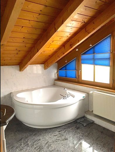 Exklusive Dachgeschosswohnung mit Galerie, Kamin und außergewöhnlichem Wohnambiente – Bad mit Eckbadewanne & Dusche