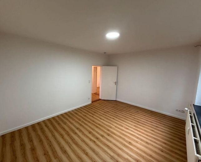 Helle 2-Zimmer-Wohnung mit moderner Küche & Balkon – Foto 8