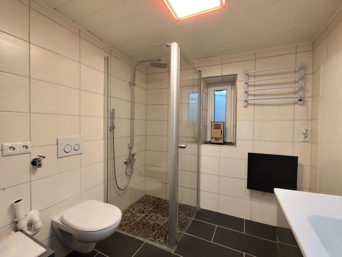 RESERVIERT - KLEIN, ABER OHO! Modernisiertes Einfamilienhäuschen mit Charme in 95346 Stadtsteinach - Einziehen &amp; Wohlfühlen! – Badezimmer Ansicht 1