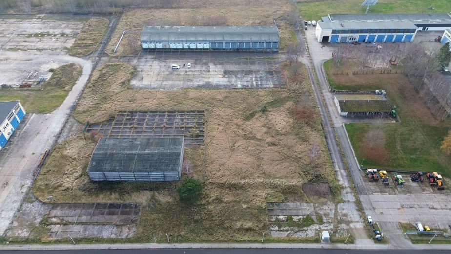 Dwie hale magazynowe z potwierdzeniem wprowadzenia PV, duża działka – Zdjęcie 1