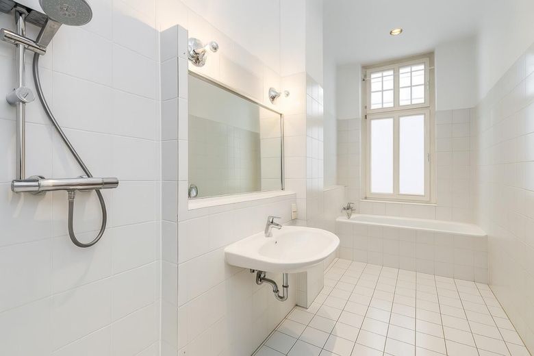 helle Altbau Wohnung in ruhiger, familienfreundlicher Westend Lage Berlins – Bad mit Wanne u.Dusche 