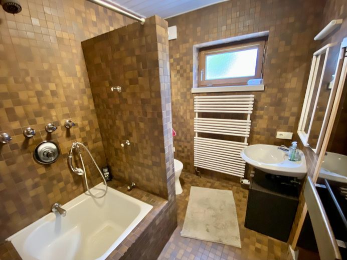 Maison individuelle avec appartement indépendant et vue dégagée *sans commission* – Bad UG