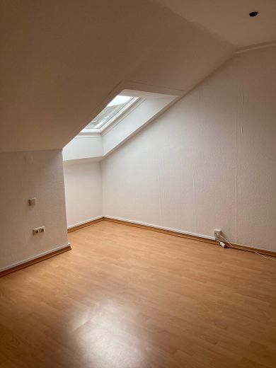 Helle 2,5-Zi.-Dachgeschosswohnung m. Fußbodenheizung, Inkl. Stellplatz in Holzwickede – Schlafzimmer