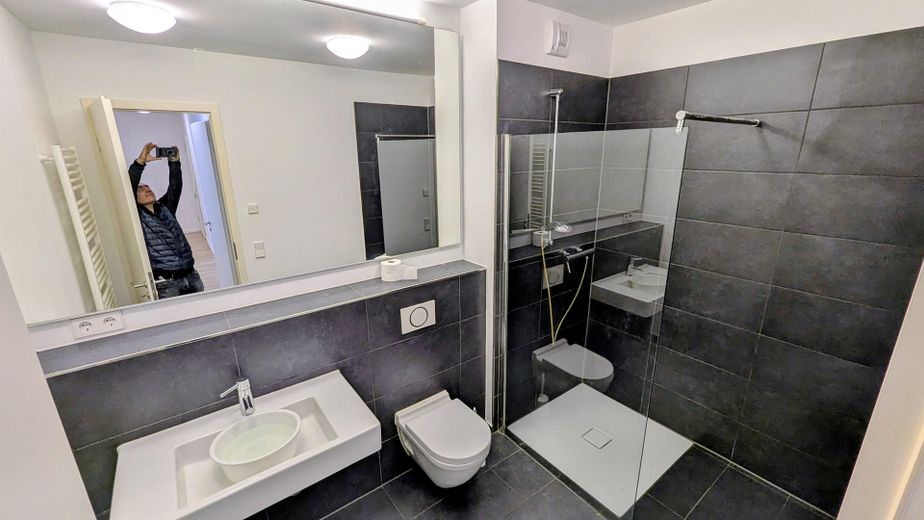 Moderne 2-Zimmer-Gartenwohnung in Rheinnähe – Barrierefreies Wohnen in Köln-Bayenthal – Bad WC mit Dusche