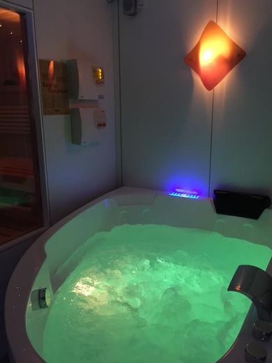 Saarbrücken! Luksusowy dom przy lesie, a jednak w mieście – spokojna, prestiżowa lokalizacja, wszechstronne możliwości wykorzystania – UG 2 Wellness - Whirlpool