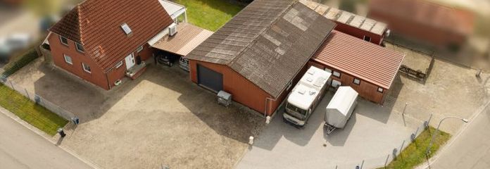Maison individuelle avec hall commercial à Ahlerstedt