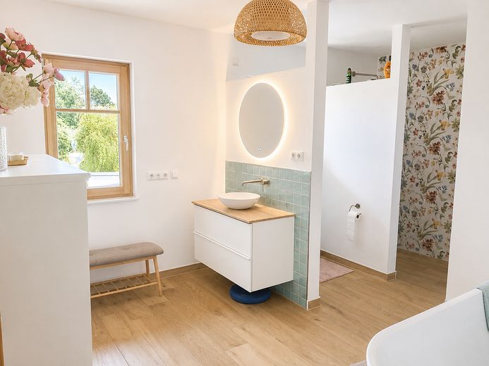 Exklusives Wassergrundstück mit 47 Metern privater Uferfront – OG - Bad mit Whirlwanne