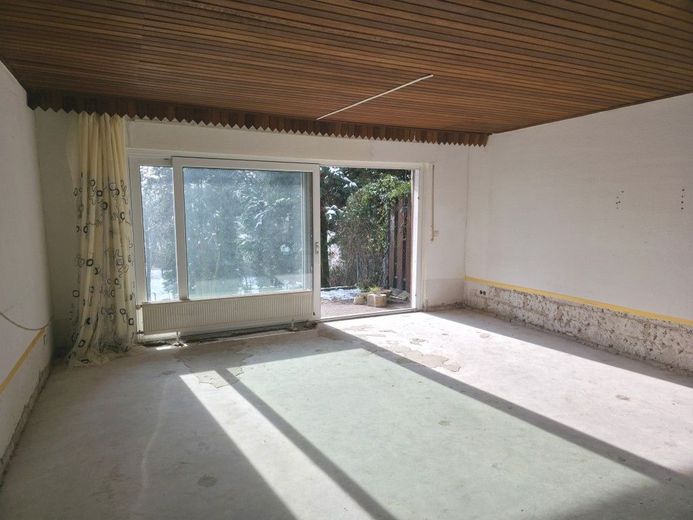 *Rohdiamant mit Potenzial! Großzügiges Reihenhaus in begehrter Wohnlage von Hanau-Steinheim* – Wohnzimmer