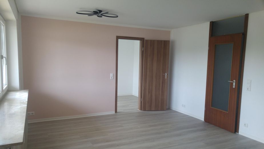 renovierte 1,5-Zi-Whg. Stadtmitte Postareal, Südbalkon, Pkw-Stellplatz – rechts, Seite zum Schlafzimmer