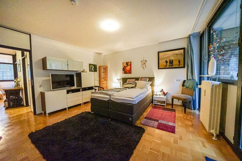 Außergewöhnlich und stilvoll! 4-Zimmer-Wohnung mit 2 Balkonen und Tiefgarage in Köln-Weiden – Bild 16