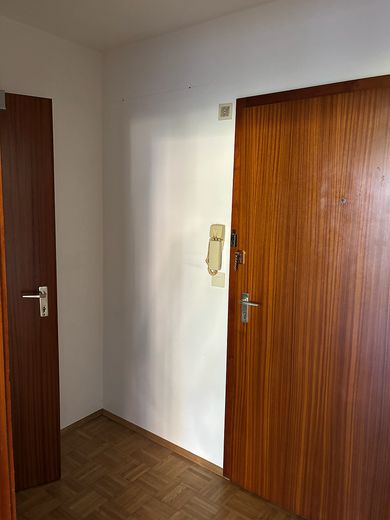 Appartamento ben tenuto e tranquillo con grande loggia al piano rialzato – Flur