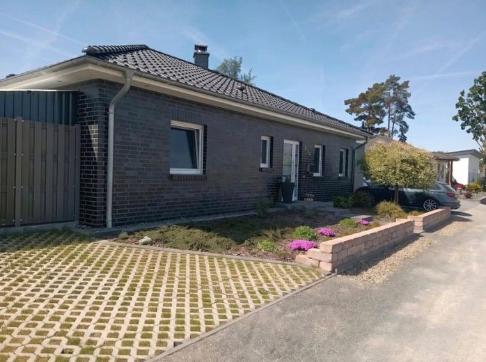 Hauseingang & Stellplatz