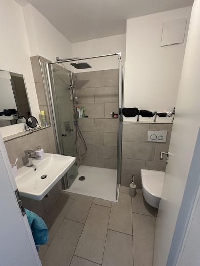 Moderne Neubauwohnung mit Loggia & Einbauküche – Foto 7