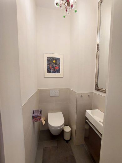Zentral gelegene 4-Zimmer Wohnung mit Balkon und Fahrstuhl – Gäste-WC