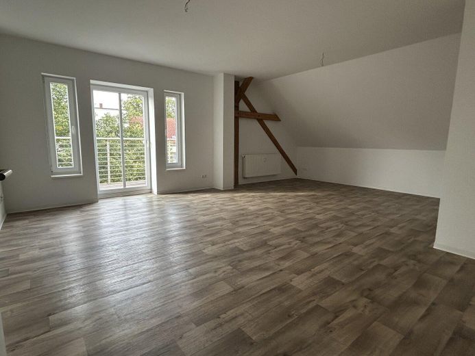 Hochwertige 5R-Wohnung mit Balkon in einer Stadtvilla – Wohnzimmer