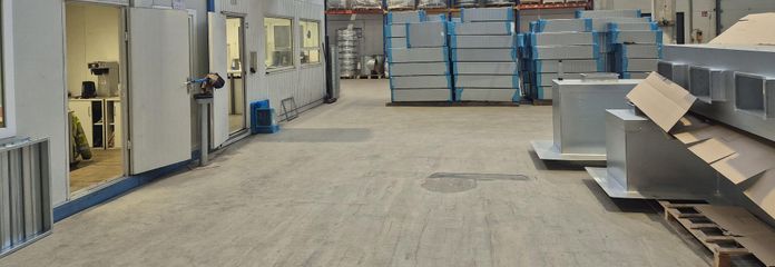 Halle mit Bürocontainer