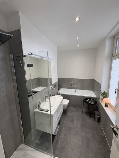Apartamento de 3 habitaciones recién reformado, con cocina equipada de lujo y amplio balcón, en alquiler – Foto 13