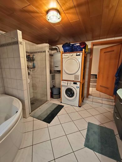 Wohnen in Bestlage: Stilvolle Doppelhaushälfte in der BASF-Kolonie – Badezimmer UG