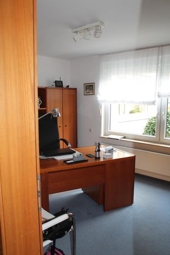Sehr gepflegtes 4-Familien-Wohnhaus mit großem Gartengrundstück in Top Wohnlage von CR – EG Büro