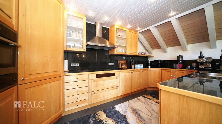 Traumhafte 5-Zimmer Maisonette-Wohnung mit offener Galerie und 2 Stellplätzen! - FALC Immobilien – Alles was das Kochherz begehrt