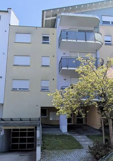Kompletnie wyremontowane mieszkanie 3,5-pokojowe z windą i garażem – Gebäudeansicht