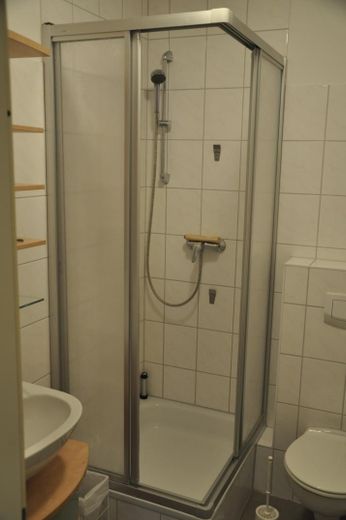Gewerbeobjekt/Halle mit Büro und Stellplätzen zentral gelegen in Wismar-Westhafen – 16 WC-DU