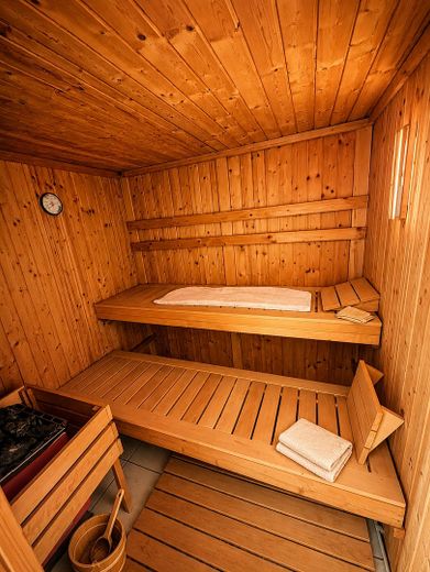 Casa a schiera di testa accogliente con ampio giardino, terrazza, garage e molta superficie accessoria – Sauna KG